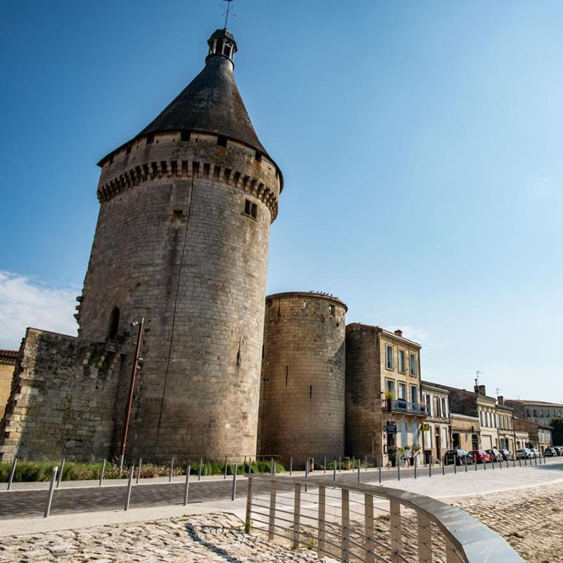 Logis Hotel De La Tour 리부른 외부 사진