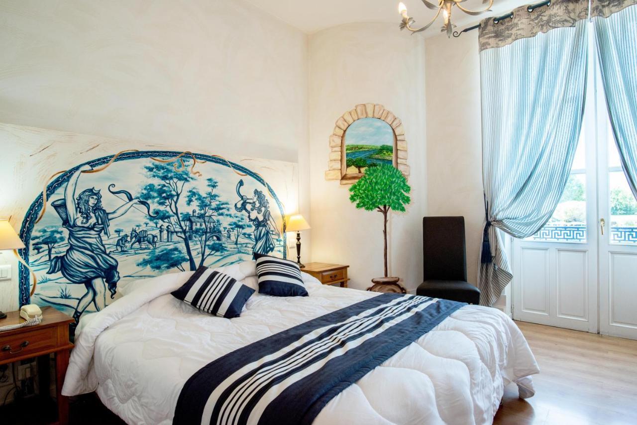 Logis Hotel De La Tour 리부른 외부 사진