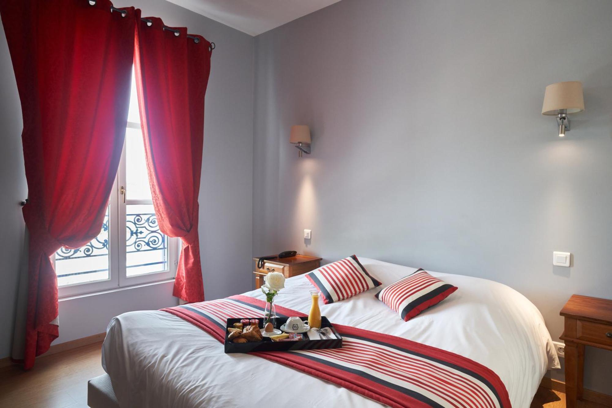 Logis Hotel De La Tour 리부른 외부 사진