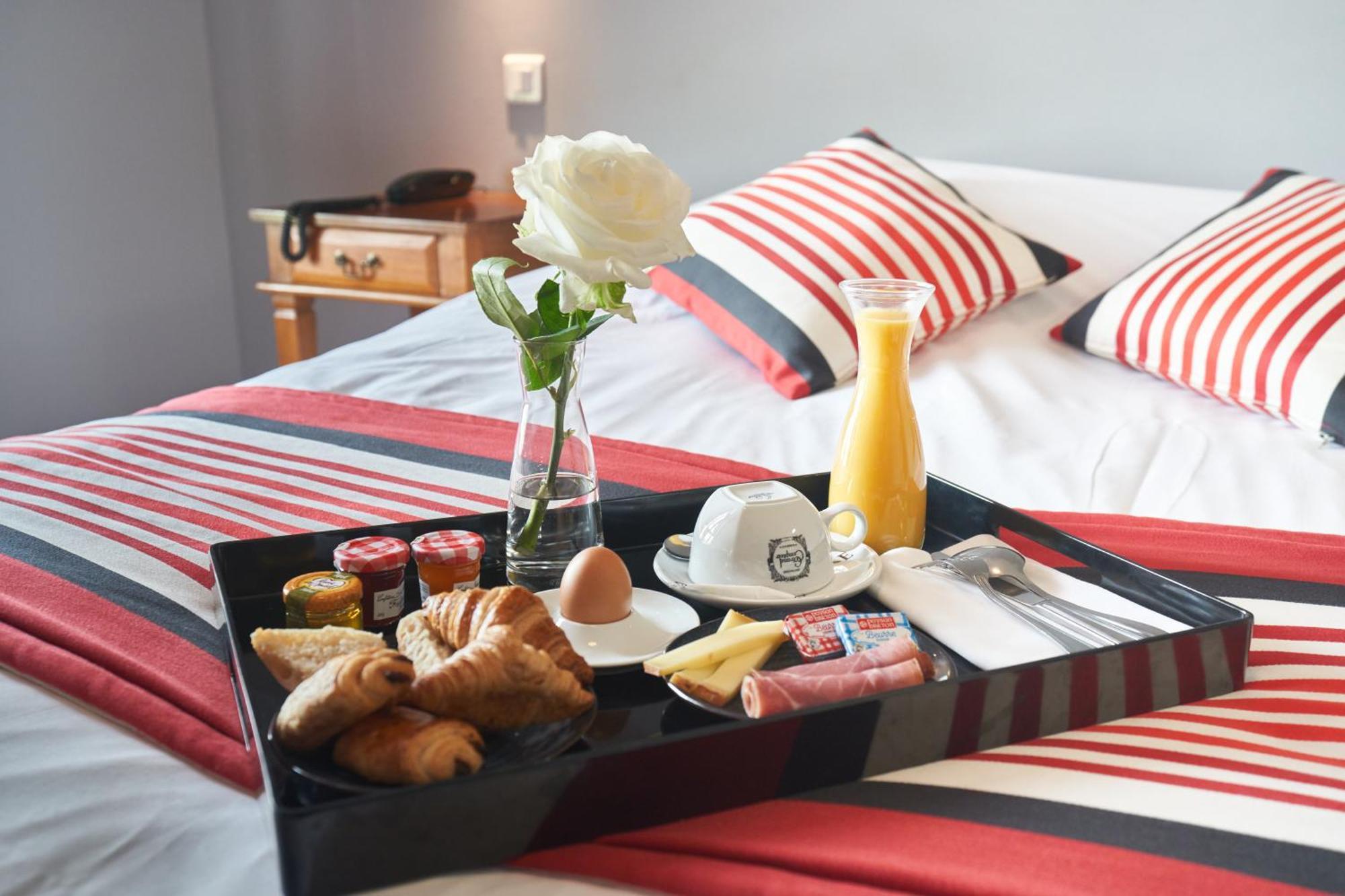 Logis Hotel De La Tour 리부른 외부 사진