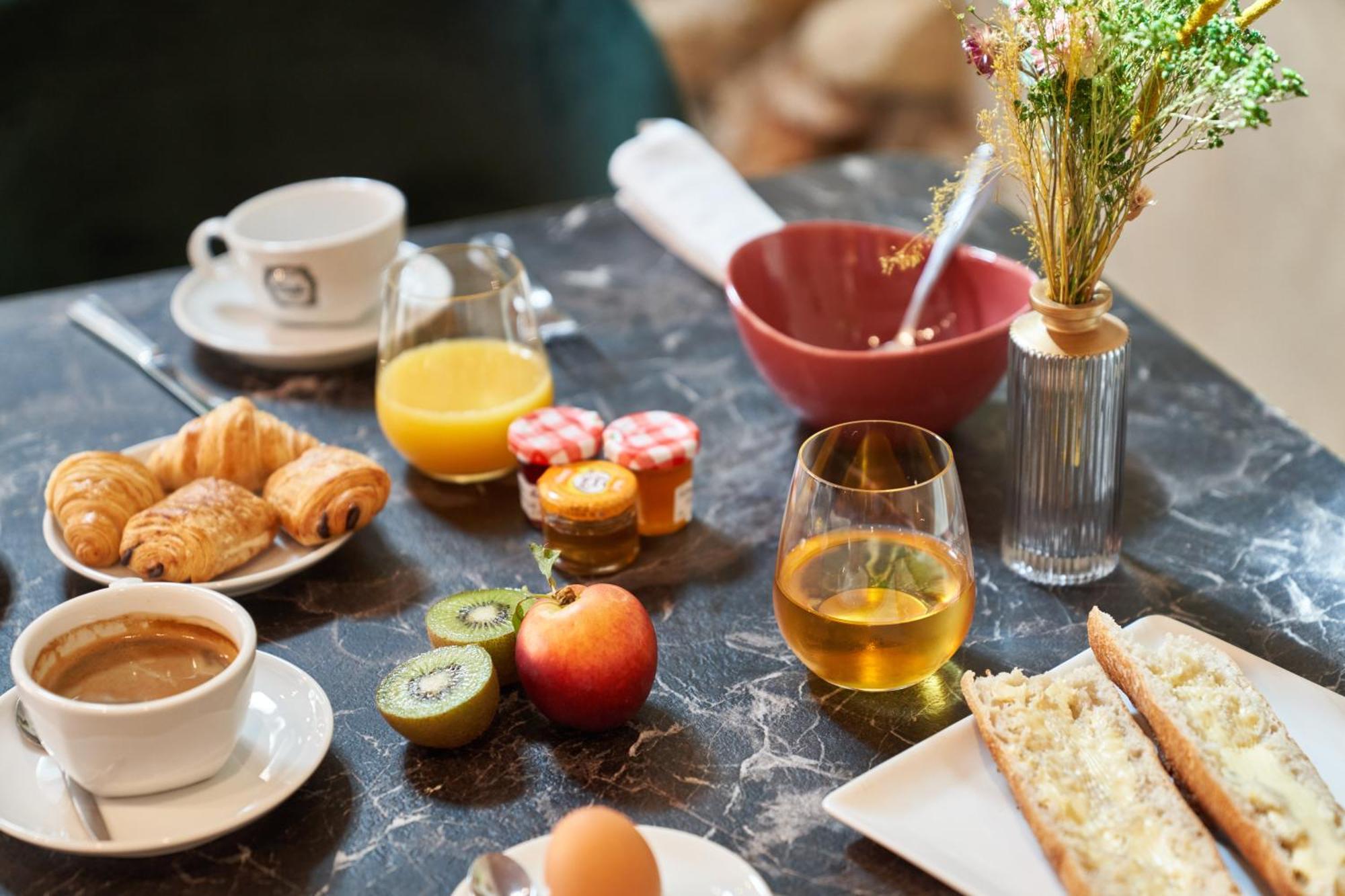 Logis Hotel De La Tour 리부른 외부 사진