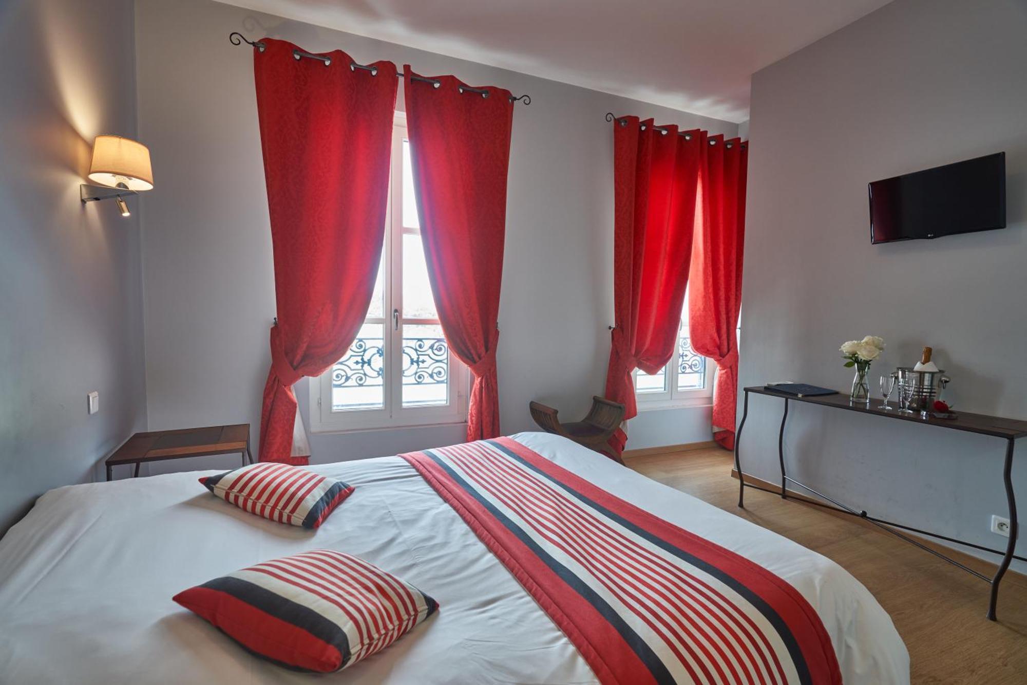 Logis Hotel De La Tour 리부른 외부 사진