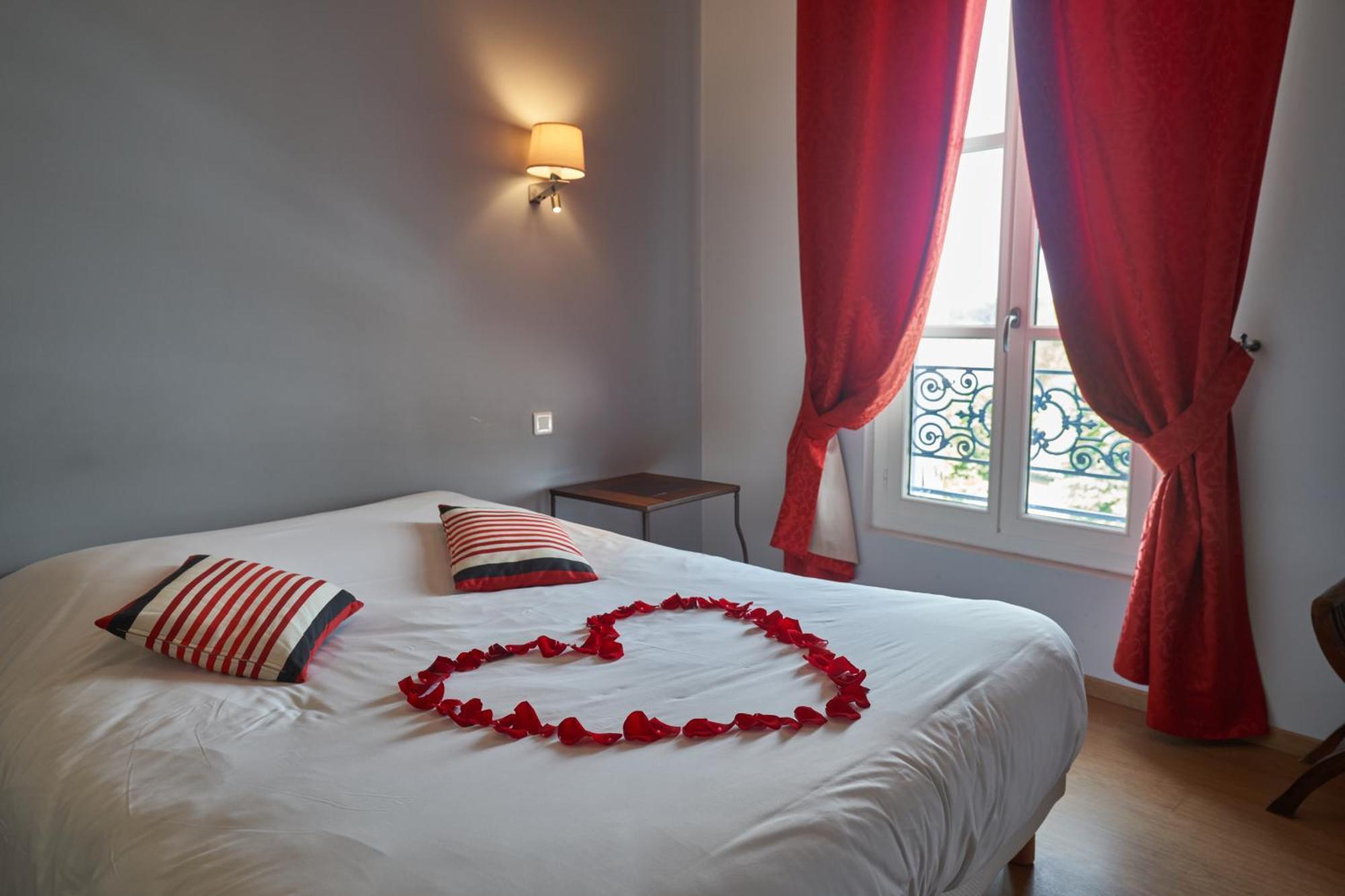 Logis Hotel De La Tour 리부른 외부 사진