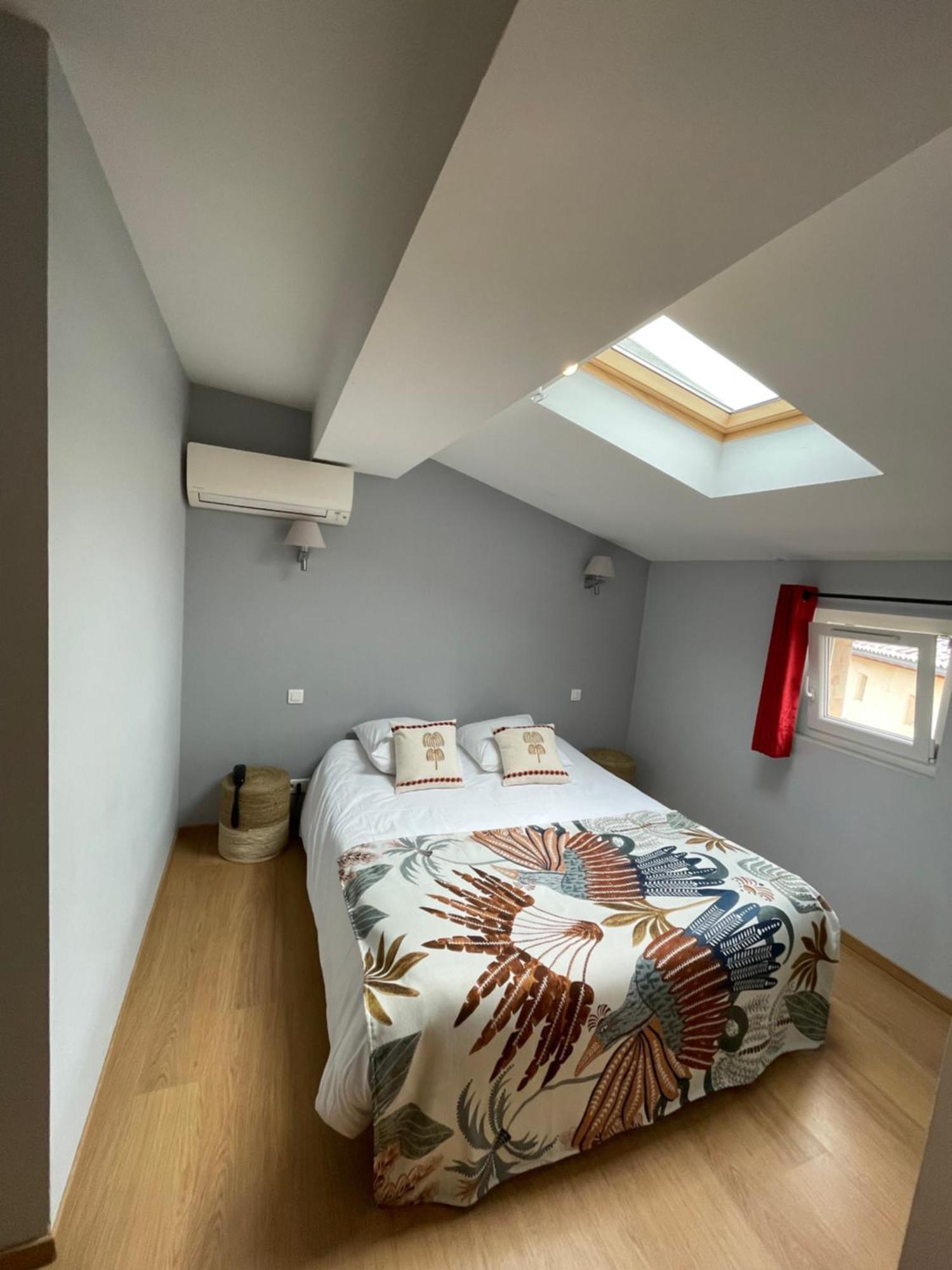 Logis Hotel De La Tour 리부른 외부 사진