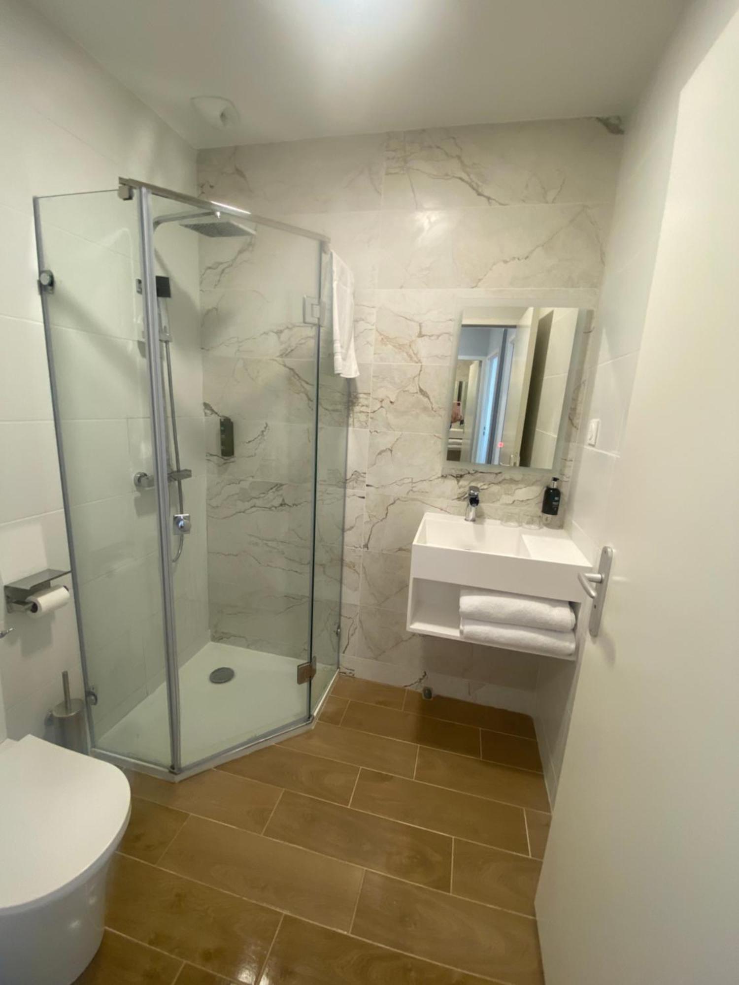 Logis Hotel De La Tour 리부른 외부 사진