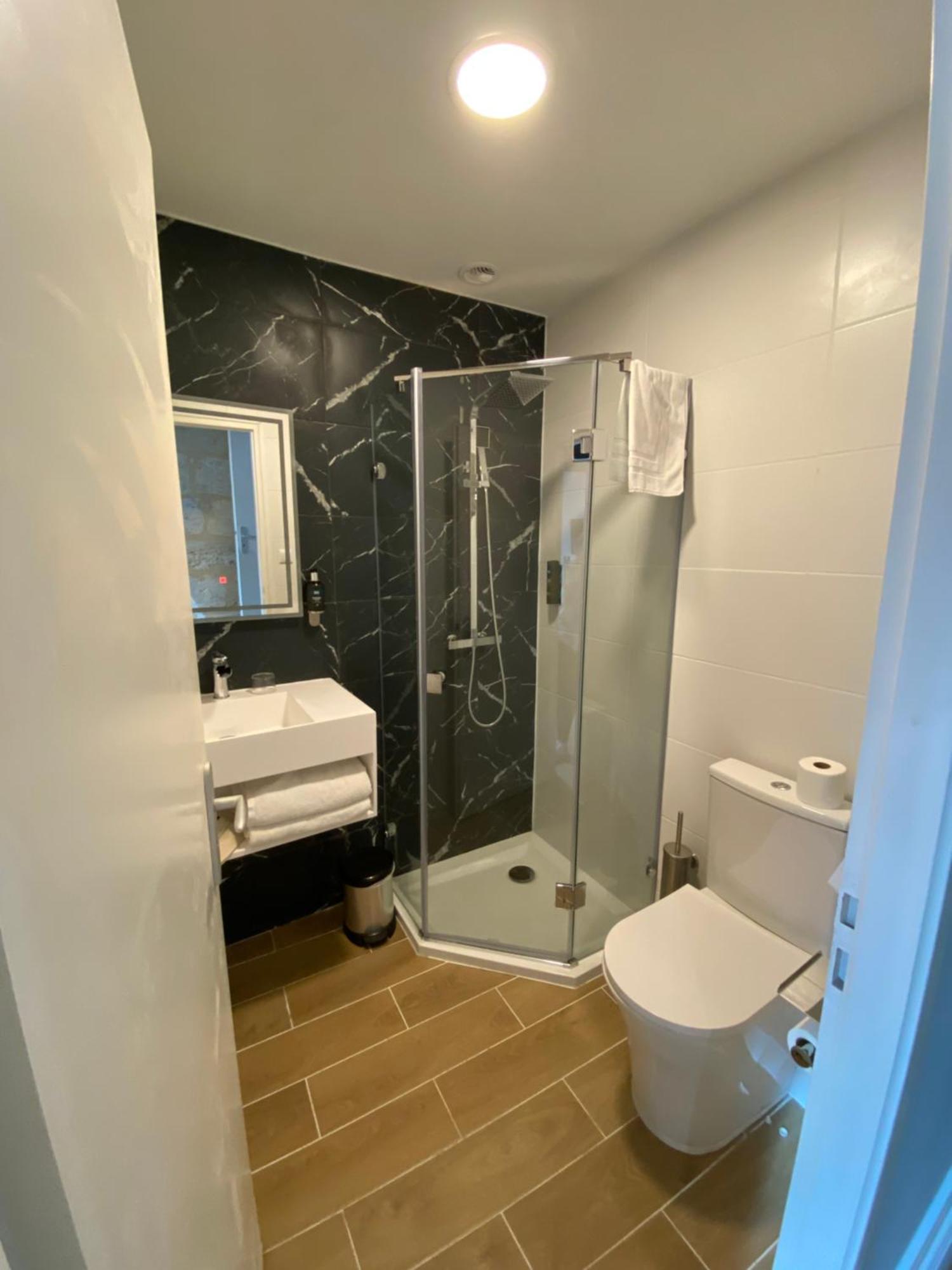 Logis Hotel De La Tour 리부른 외부 사진