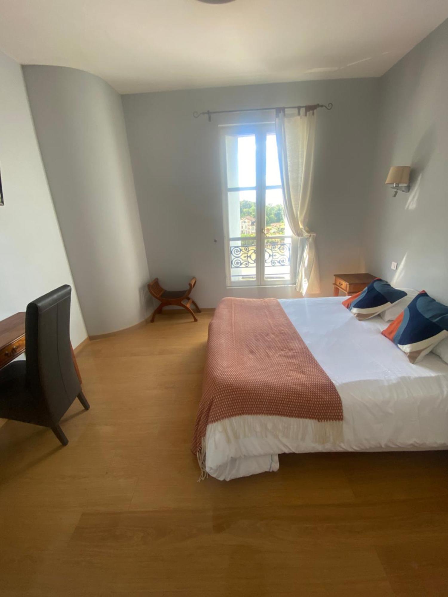 Logis Hotel De La Tour 리부른 외부 사진