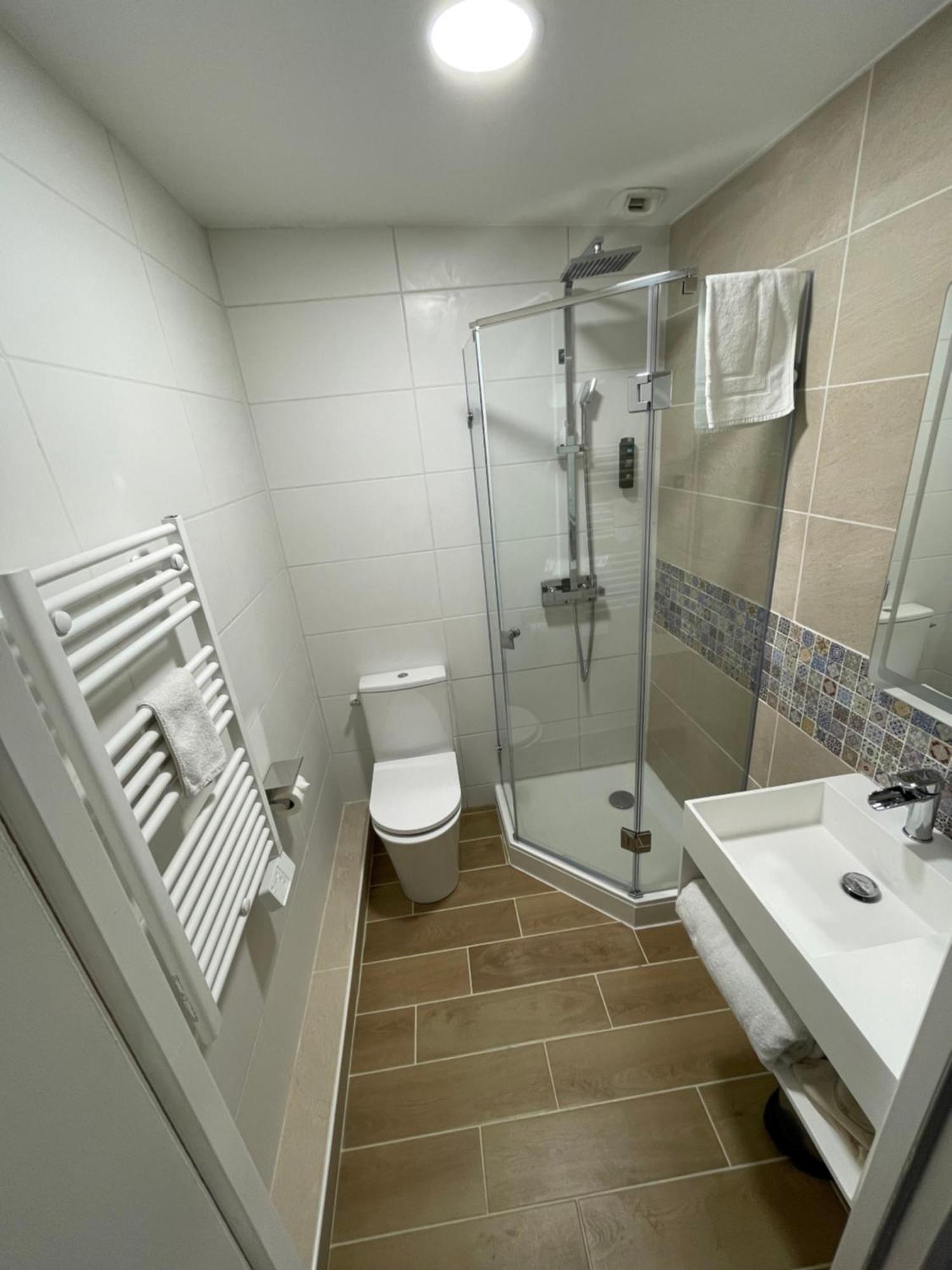 Logis Hotel De La Tour 리부른 외부 사진