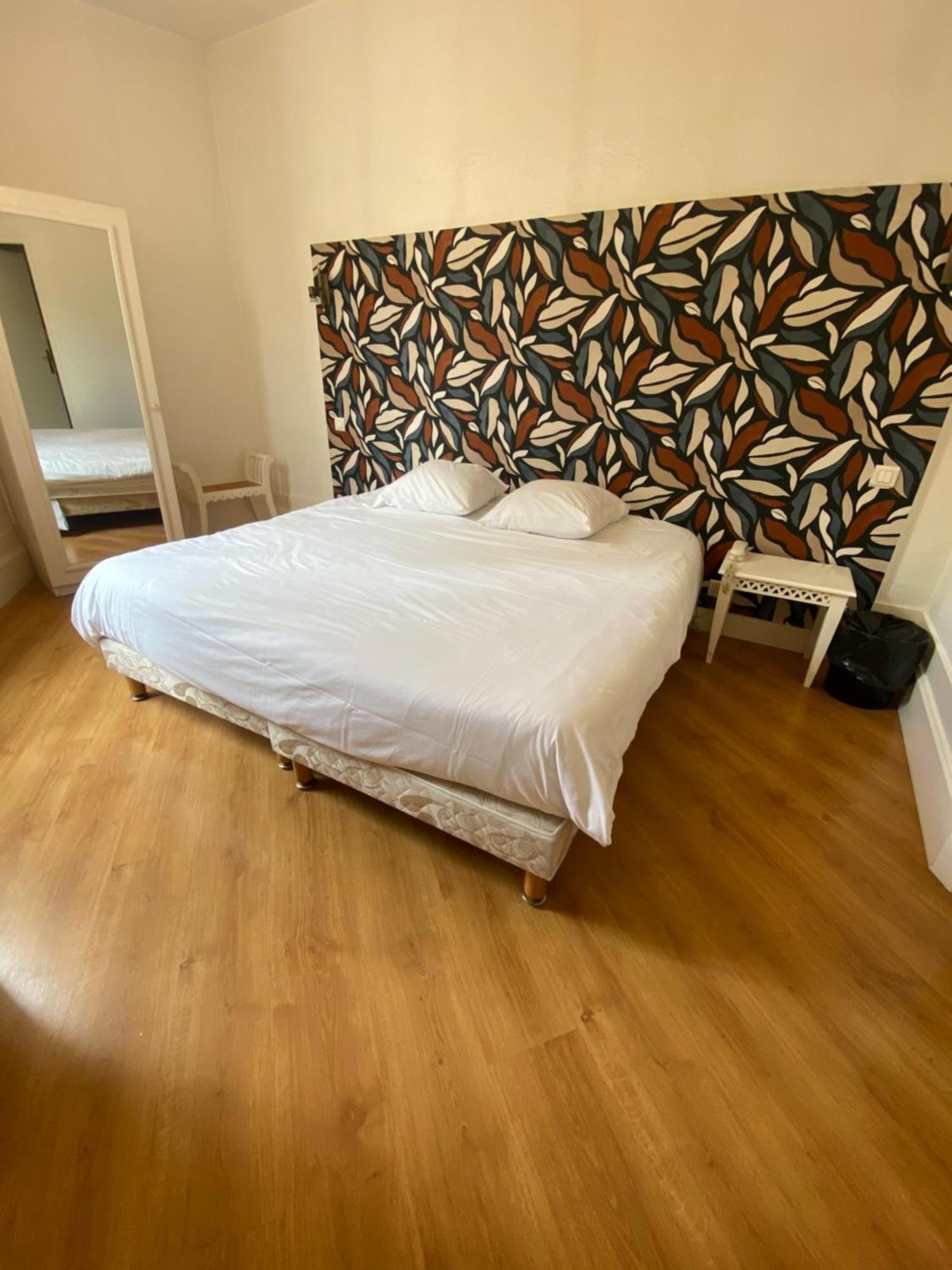 Logis Hotel De La Tour 리부른 외부 사진