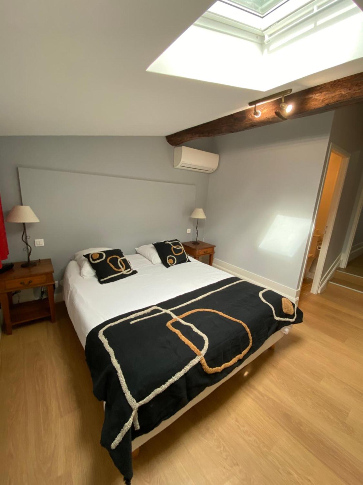 Logis Hotel De La Tour 리부른 외부 사진
